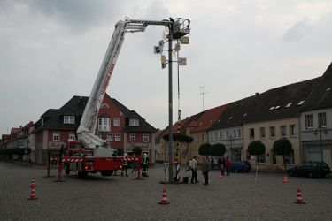 Maibaum stellen auf dem Markt in Jessen