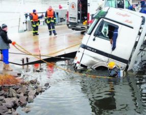 Technische Hilfeleistung - Bergung Lkw aus Elbe in Prettin